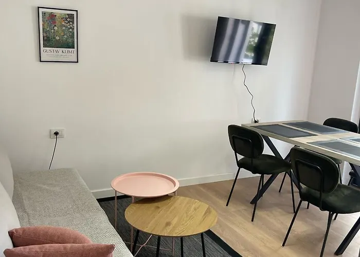 Cozy Near Center